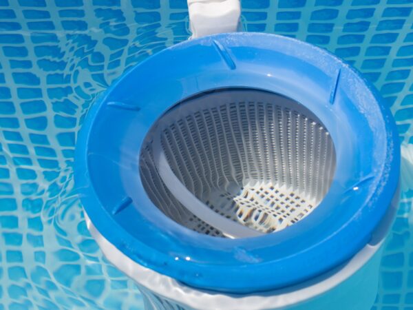 Como limpar e manter sua piscina: Ferramentas adequadas é o segredo!