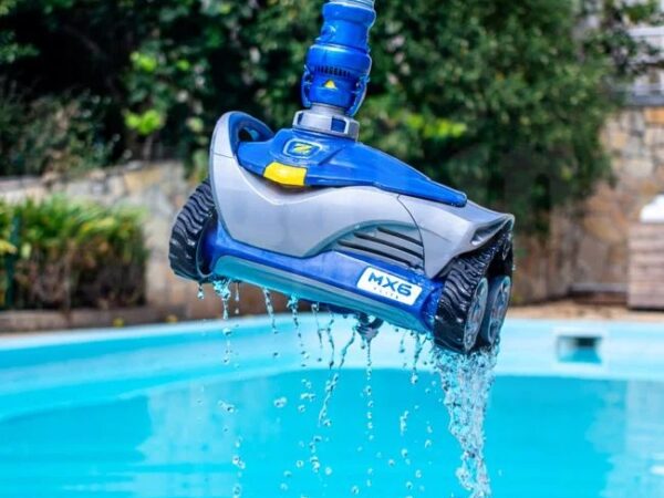 Faça sua própria manutenção: por que ter um kit de aspirador para piscina