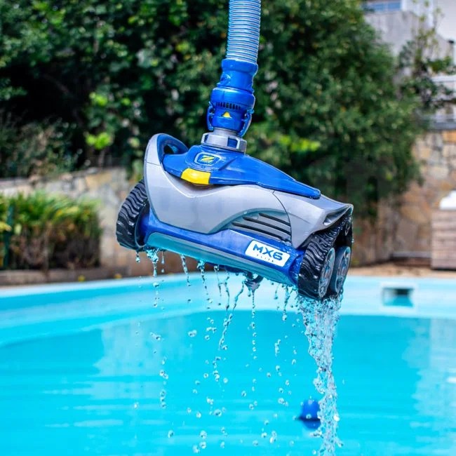 Faça sua própria manutenção: por que ter um kit de aspirador para piscina
