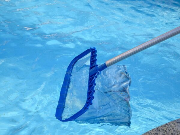 Piscina sempre limpa: conheça a peneira ideal para sua área de lazer