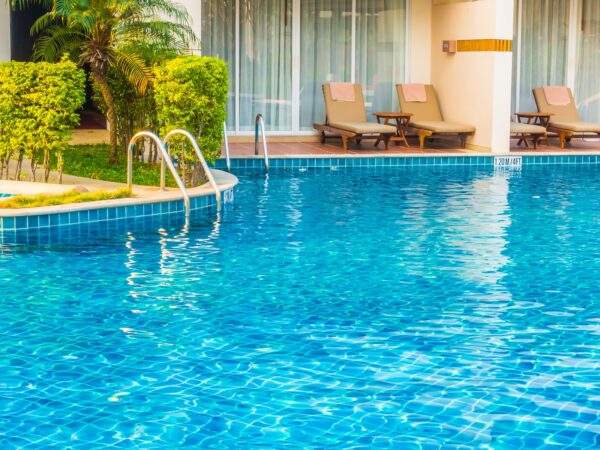 Além da piscina: Como selecionar os melhores acessórios para completar sua área de lazer